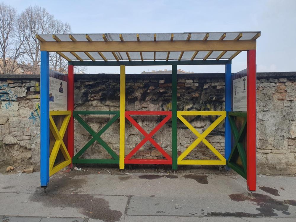 Összetagelt buszmegálló 