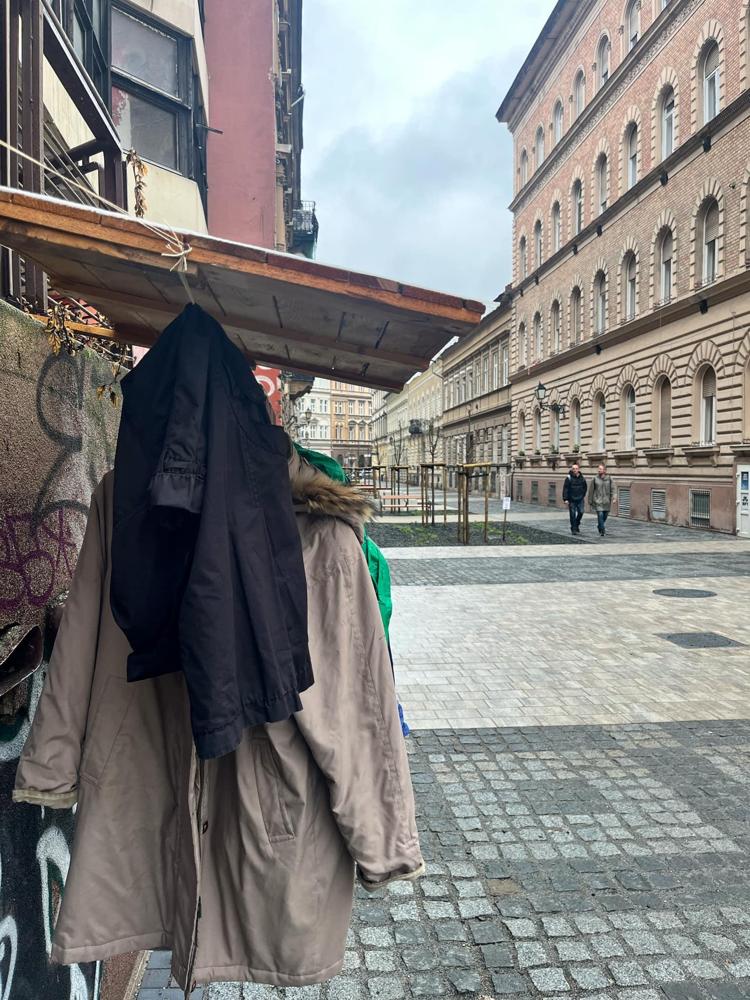 Rothadó üres épület húgyszagú lépcső 