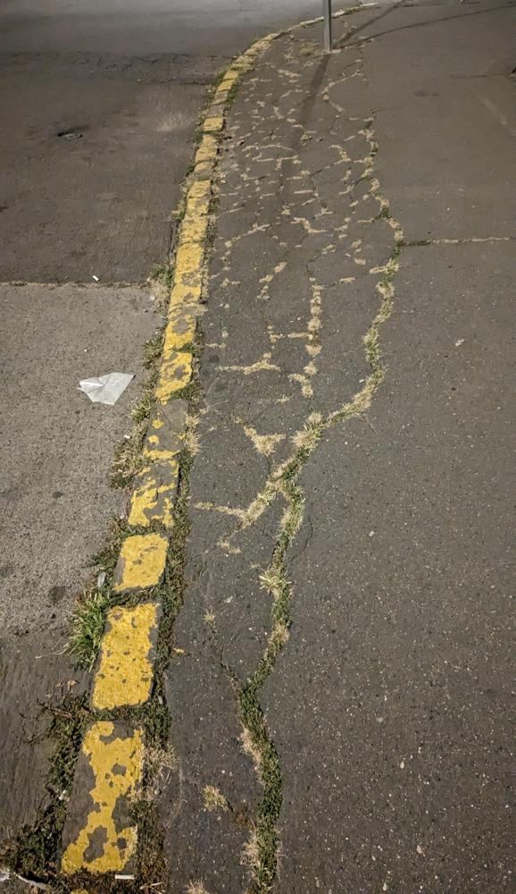 Töredezett járda négyszínfesztésre várva