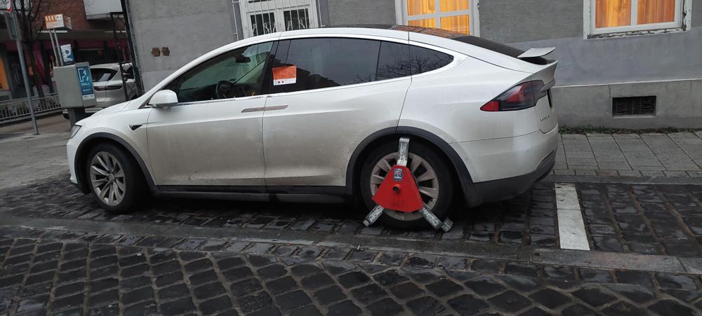 Mozgkorl parkolóhely jelzése