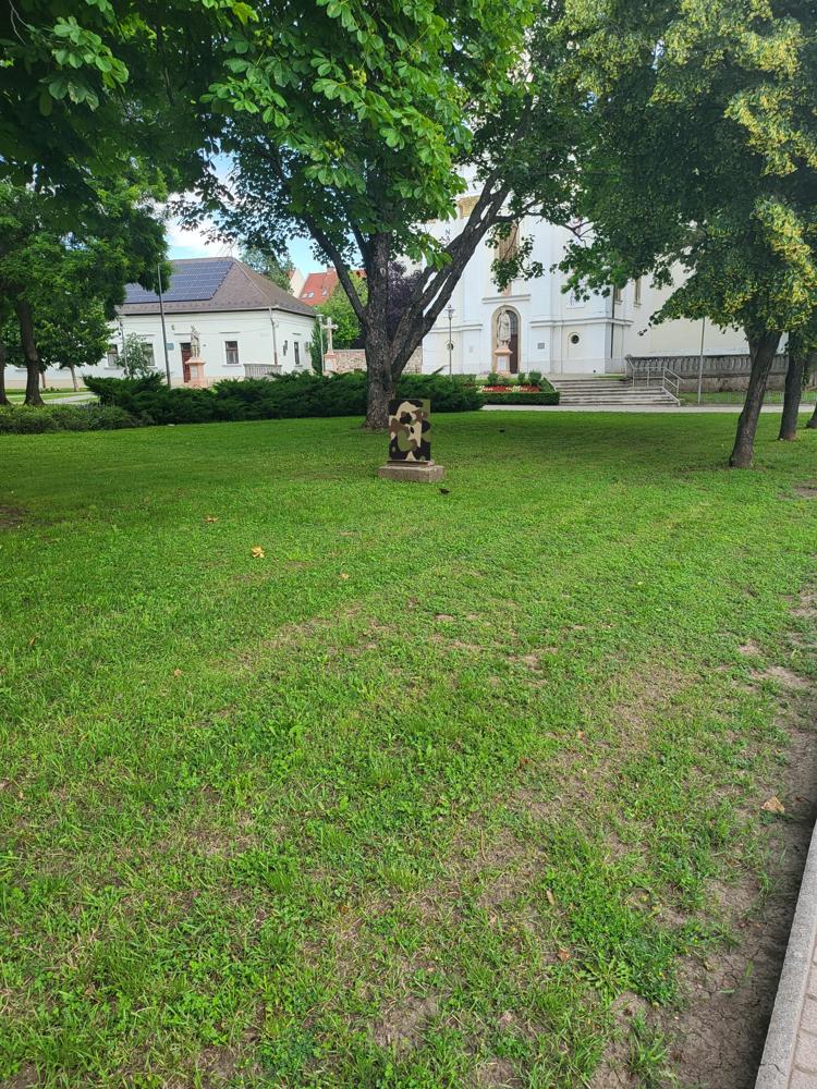 Van egy szép park, benne meg ez a két, villamos vagy telefonos doboz, a maga szürke színével.