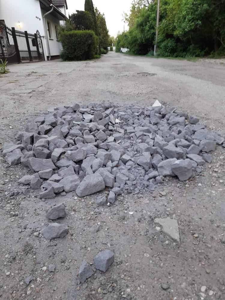 Renitens állampolgárok illegális útjavítása