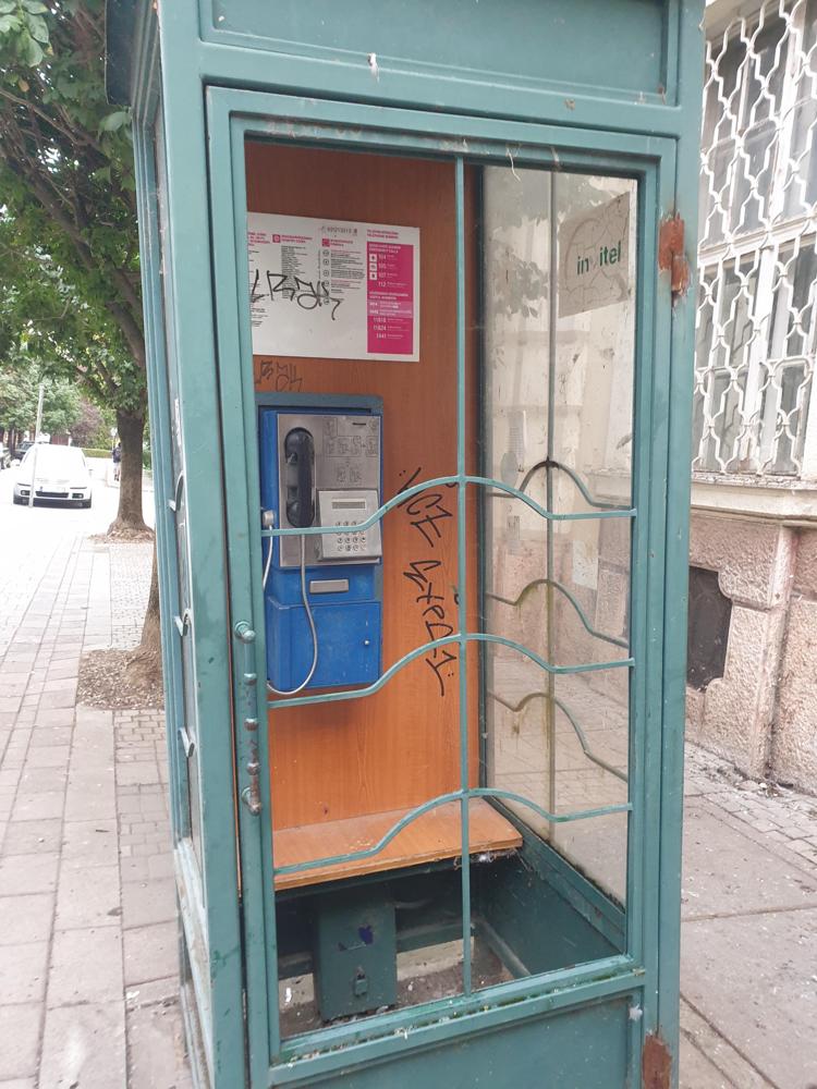 Szétrúgott telefonfülke