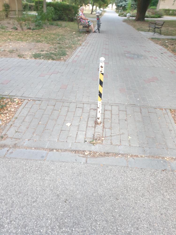 Oszlop a sétány közepén