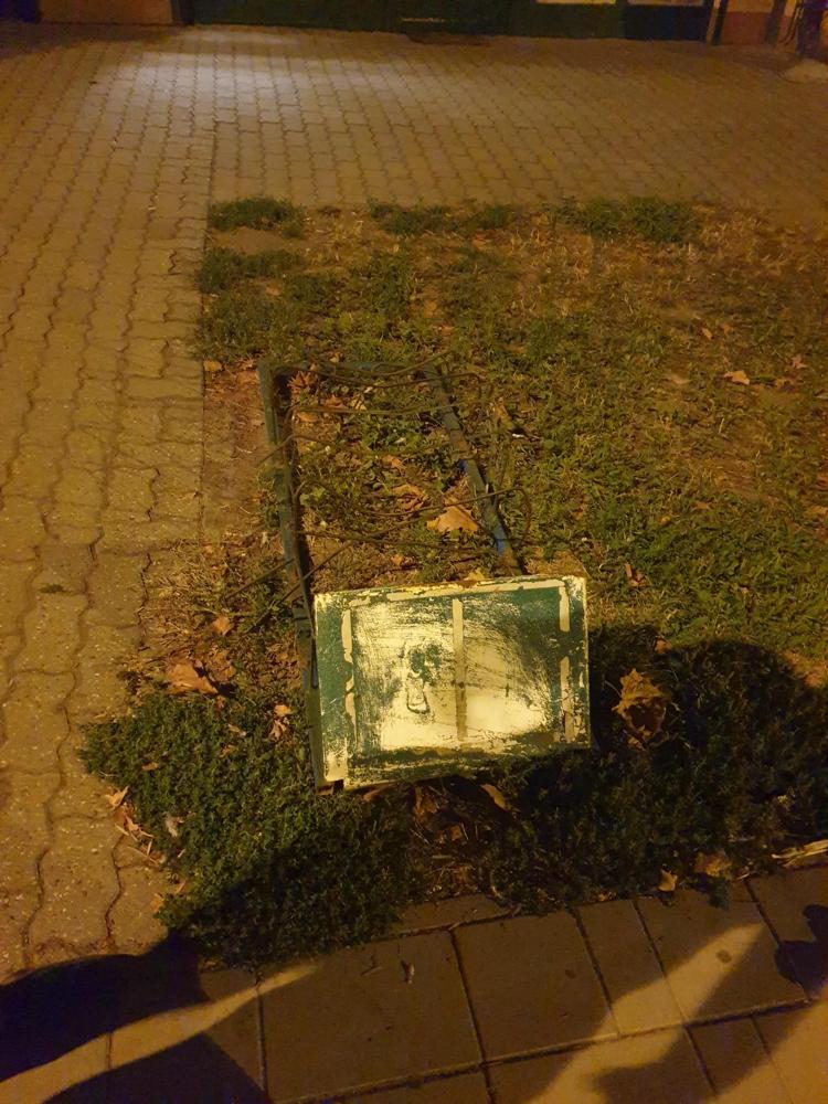 Szétrúgott biciklitároló