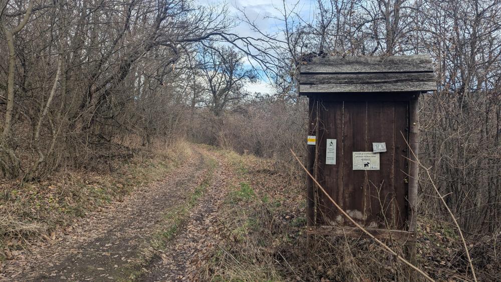 Asztal kő felé vezető turistaút elején üresen árválkodó tábla és felújításra váró útjelző