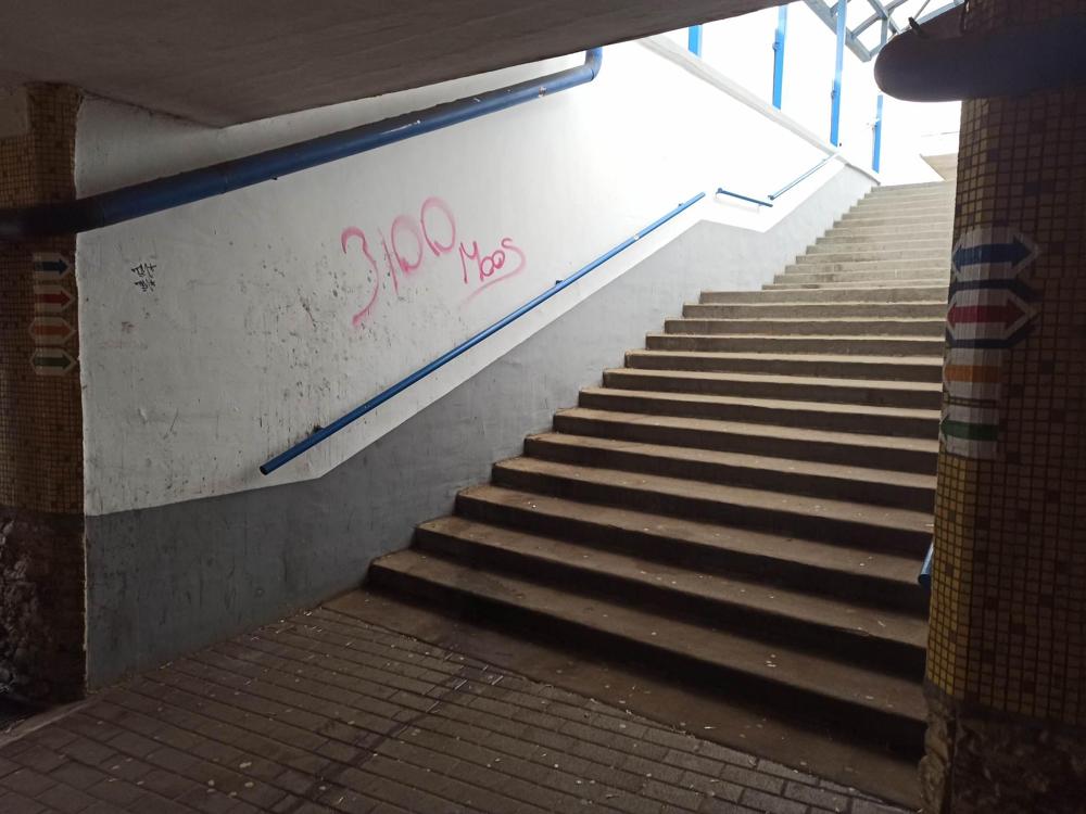 Undorító fal+lépcső