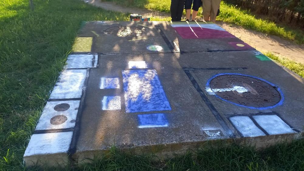 Beton izé amin a hajléktalanok és a fiatalok nappalinak, konyhának és wc-nek használnak. 